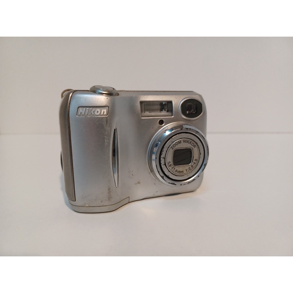 Nikon Coolpix S3700 Digital Camera Silver FOR‎ PARTS / REPAIR